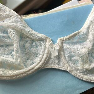 WACOAL 32C underwire white bra, only washed, never worn, bought wrong size